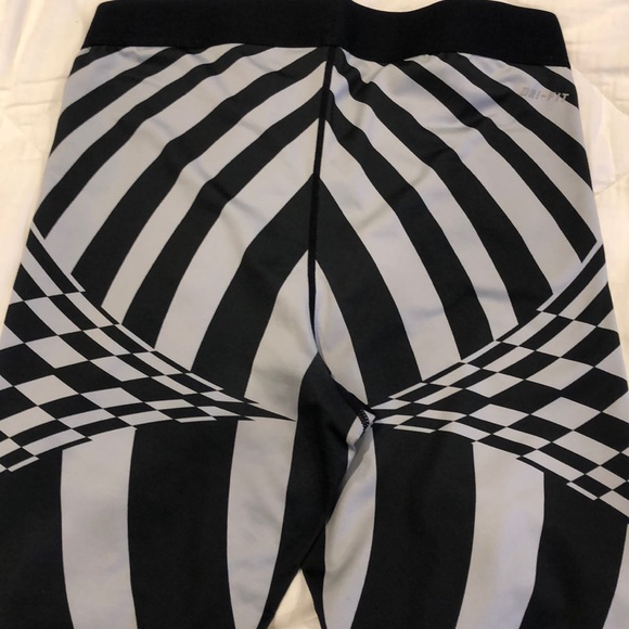 Nike pro dry fit crops - Picture 2 of 3